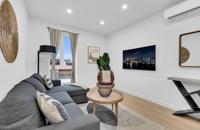 Large renovated 1 bedroom, king bed, sleep 4