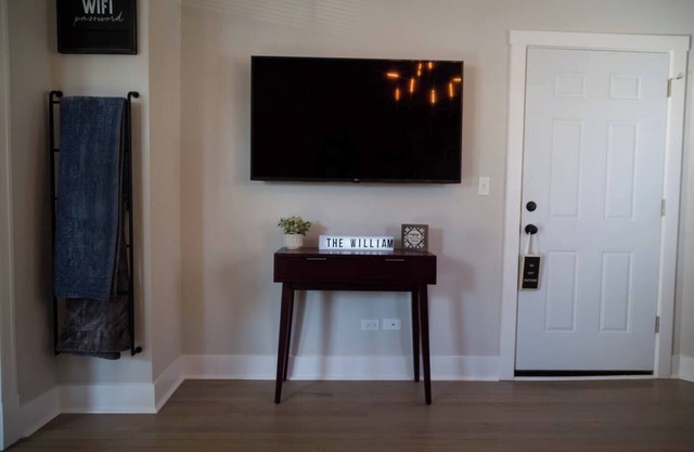 Large Renovated 1st FL Suite Forest Park/Oak Park