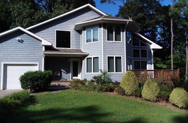 Large, safe, WATERFRONT home in Idyllic setting with kayaks, bikes, &GARAGE use.