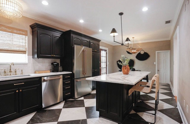 Large Six Bedroom Home, Walkable to Downtown St. Pete, 20 mins To Beaches