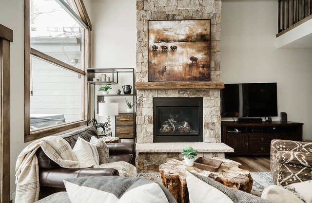 Large ski-in/ski-out home with mtn views, hot tub, firepit