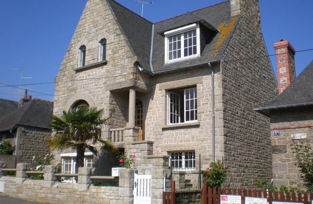 Large spacious five bedroomed house in the centre of Dinard
