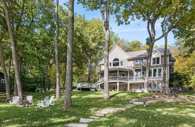 Large, spacious lakefront home with room for all!
