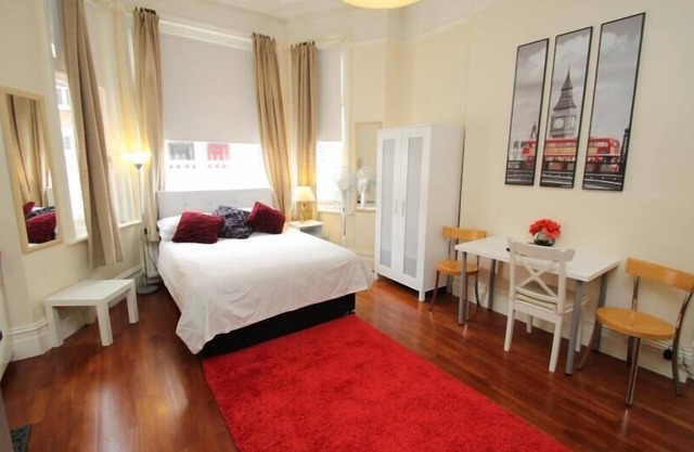 Large Studio Apartment West Kensington Sleeps 2 comfortably