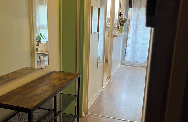 Large studio at the foot of the metro