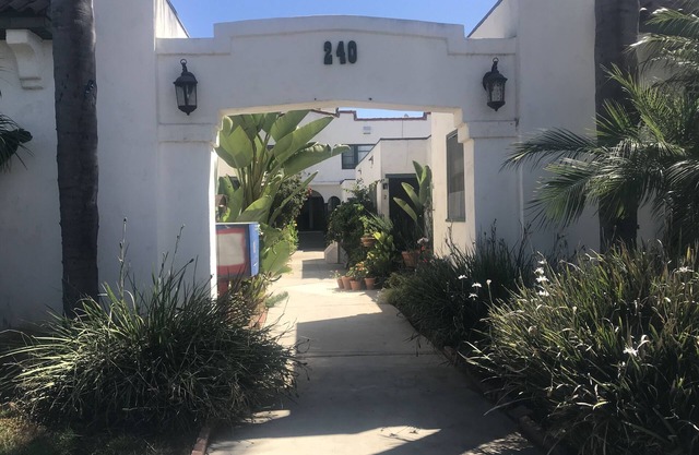 LARGE STUDIO, IN GREAT NEIGHBORHOOD,PET FRIENDLY, PLENTY OF PARKING
