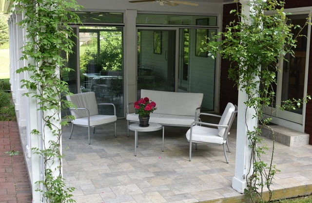 Large, Sunny 4 Bedroom Home Sleeps 8 and 1 minute to Five Fabulous Restaurants