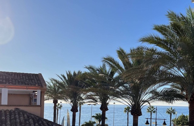 Large, sunny terrace, 100 m to the beach, sea view, central location