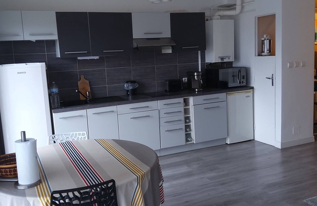 Large T2, close to town center, train station, golf course, shops. Private parking included