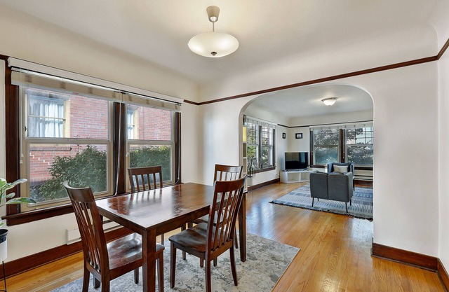 Large top floor 1br/classic Capitol Hill building, central location