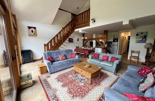 Large Top Floor Apartment with balcony & views! Sleeps 10, family friendly.