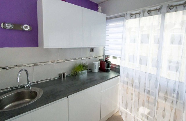 LARGE TOWN STUDIO WITH PRIVATE PARKING