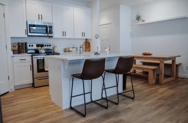 Large Townhouse with Pool/hot tub walk to food/movies/TopGolf