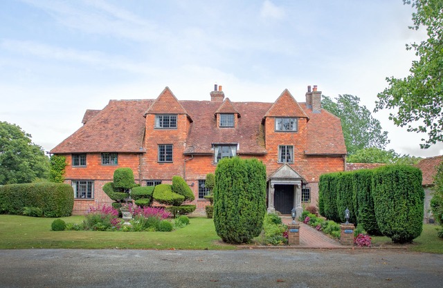 Large Tudor Manor House with Private Jacuzzi & Indoor Pool, Sleeps Max 20.