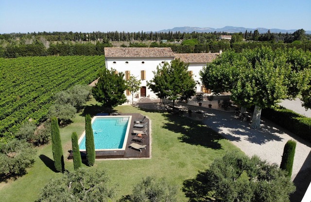 Large typical Provencal farmhouse, surrounded by vineyards, 5 bedrooms with bathroom, swimming pool