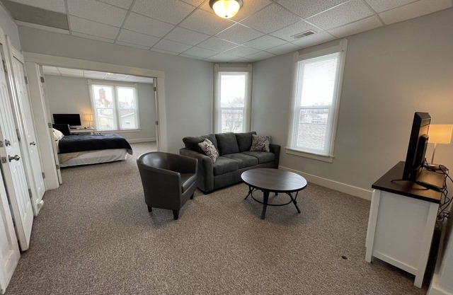 Large Updated Upper 1-bedroom East Facing w/Wi-Fi