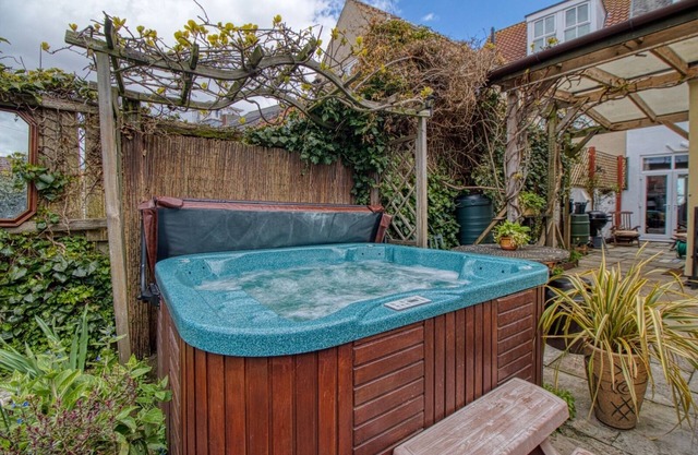 Large Victorian family home, hot tub, 5 min walk to beach, pets, sleeps 11, BBQ