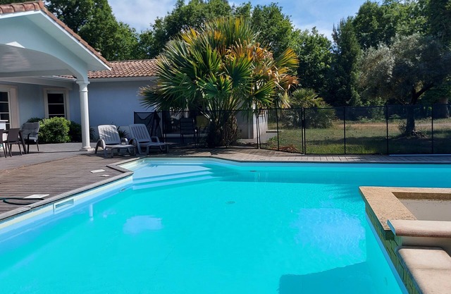 Large villa, swimming pool, wooded garden, close to lakes and ocean. Ideal for families.