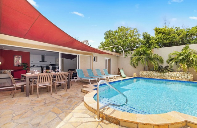 Large Villa w/Private Pool! Great Location + FREE Utilities