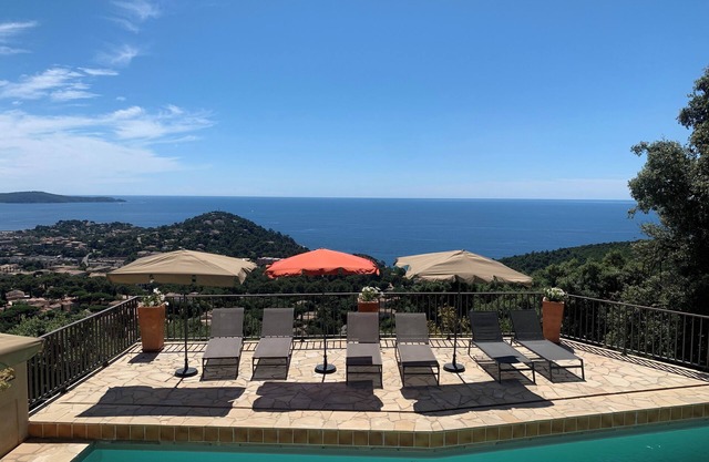 Large villa with 5 bedrooms, 3 bathrooms, swimming pool, air conditioning and exceptional views.