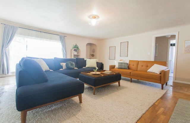 Large Vintage Home 6 Min to U of O campus