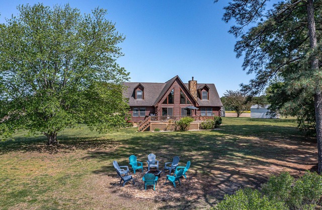 Large waterfront cabin, kayaks & paddle boards, fire pit. Crabbing and fishing!