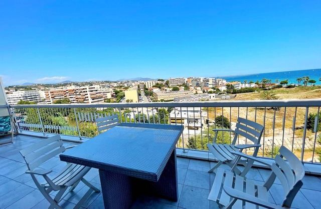 Larger 2 rooms - Sea View amazing - terrace - parking - air con - 200m beach