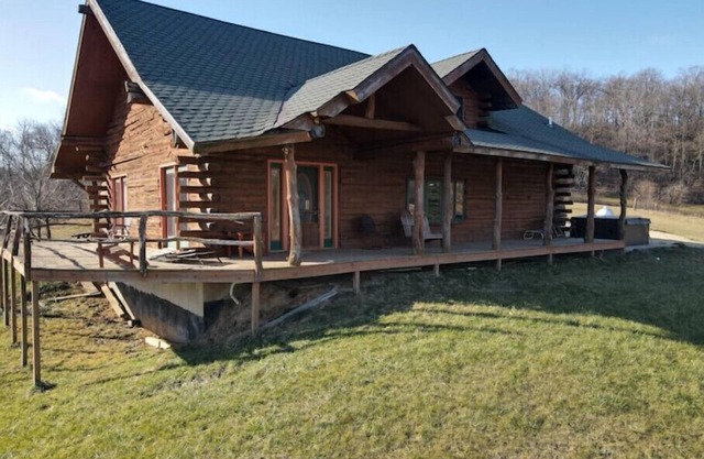 Larsen Rustic Secluded Log Cabin W/Outdoor Hot Tub