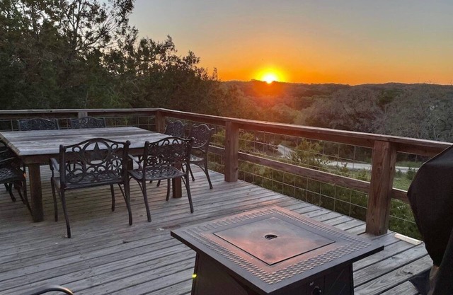 Las Estrellas Lots of privacy with stunning views, 2 decks, private hot tub!