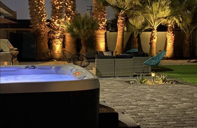 Las Vegas Getaway! Sleeps 10+ King Bed. Jacuzzi. Open Layout