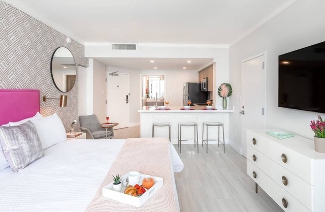 Lateral Sea View Studio, Balcony, Full Kitchen, Coconut Grove, FREE Park, Pool