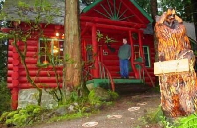 Laughing Bear Log Cabin, historical, sleeps 8, full kitchen, 2 dining areas!