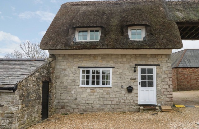 LAUREL COTTAGE, pet friendly, character holiday cottage in Osmington