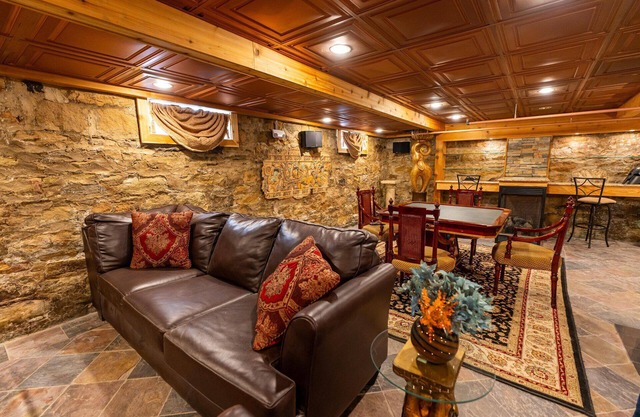 LAUREL HIGHLANDS GEM~ FALLINGWATER/OHIOPYLE ~ MEDIEVAL CHAMBER SUITE
