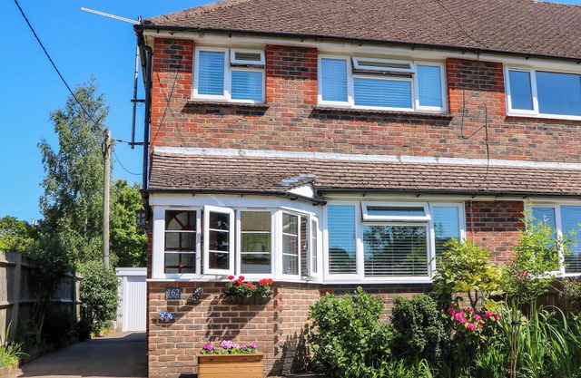 LAVENDER COTTAGE, pet friendly, with a garden in Hailsham