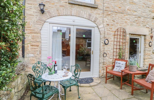 LAVENDER COTTAGE, pet friendly, with a garden in Richmond