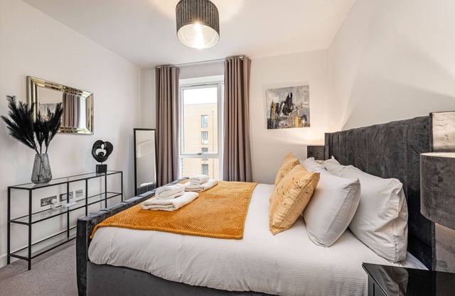 Lavish on Sphinx - Pet friendly apartment; only a 5 mins walk from the station!