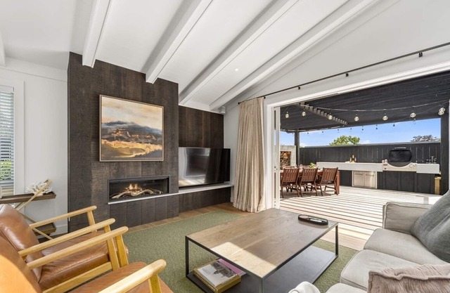 Lavish @ the Lake - High-end home, Outdoor Entertaining area, Near Town & Lake