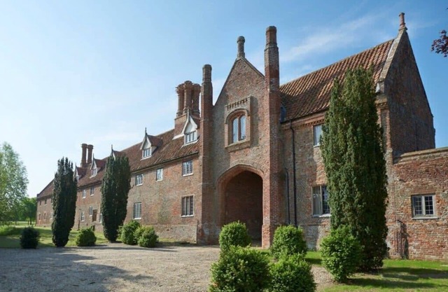 Lavish Tudor Estate & Gardens - Sleeps 25!