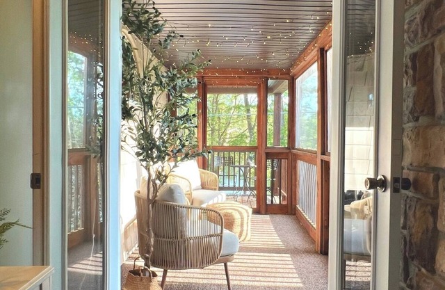 Lazy Bass Lodge | Riverfront & Porch Views + Boat Launch