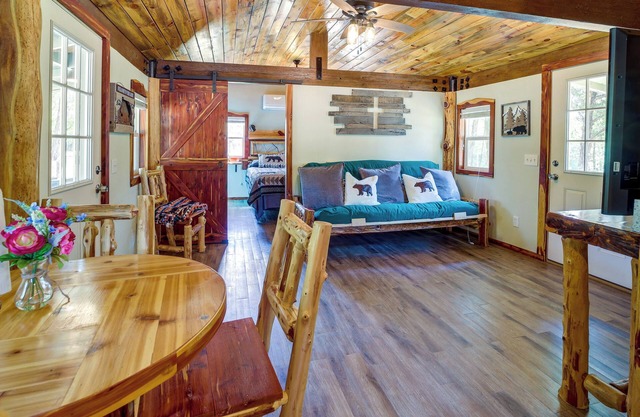 Lazy Bear Cabins 1 at Tuskahoma Near Sardis Lake!