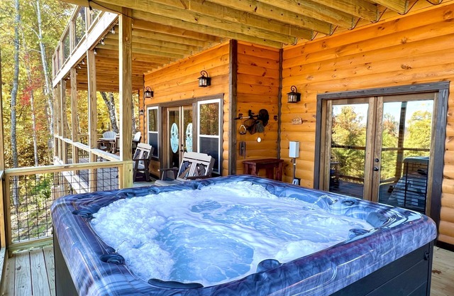 Lazy Bear Lodge (5-Bedroom Cabin) with Pool and Mountain view by RedAwning