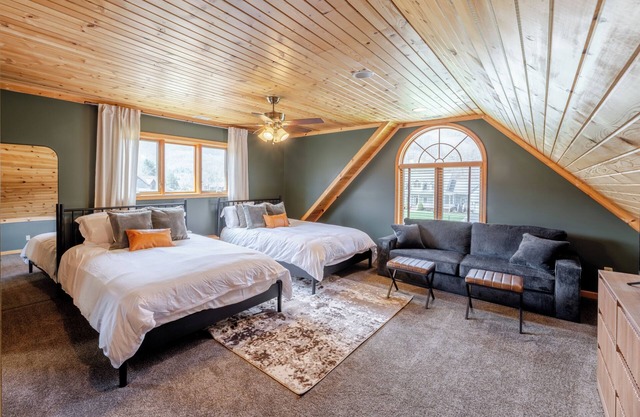 Lazy Hare Lodge-Golf Sim~Hottub~Sauna~FirePit~Outdoor Movie
