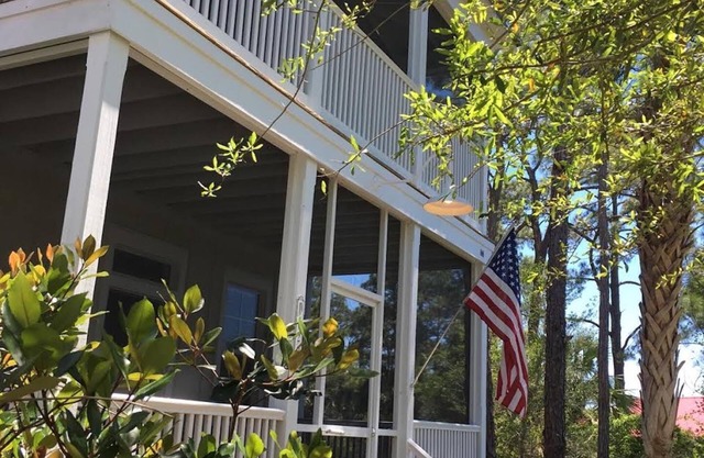 Lazy Lou. Low Rates for Sept. 4 Bedroom+4.5 Bath+Screen Porches+Pools+Hot Tub.