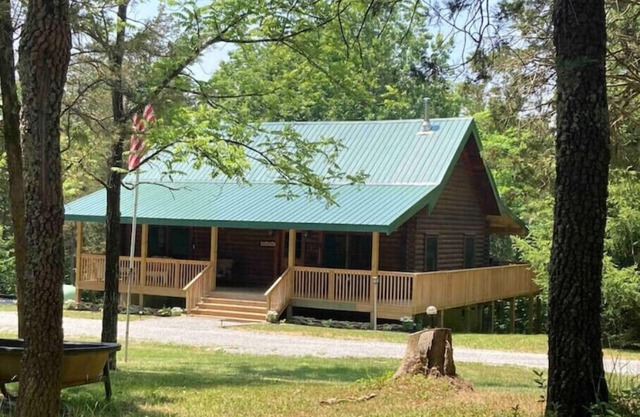 Lazy Spread Cabin. Secluded wooded cabin tucked away with all the amenities