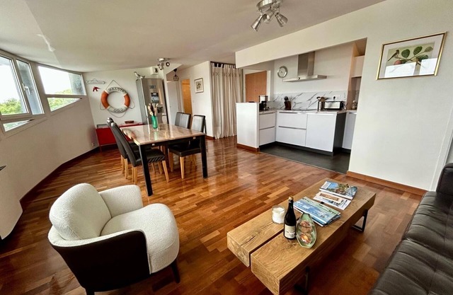 LC21 - Apartment with view of the port, Kermorvan and Blancs Sablons beach