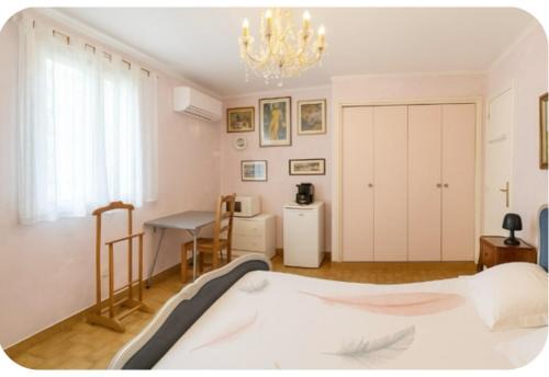 Le Cannet, chambre double à l'étage privatif, d'une maison avec piscine