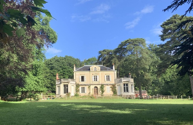 Le Chateau de John Miles au Bord de L'eau, aux Portes de Nantes!