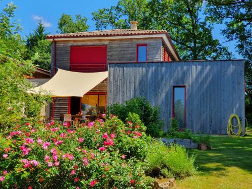Le Clos d'Ô Maison de standing Le Milan avec sa piscine chauffée proche de Sarlat