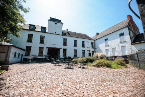 Le domaine du château blanc à 10 minutes de Pairi Daiza